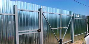 Vilken korrugerad plåt är bättre att välja för ett staket?