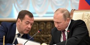Medvedevs pa telefonu apsveica Putinu dzimšanas dienā