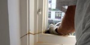 كيفية تركيب النوافذ البلاستيكية في منزل خشبي